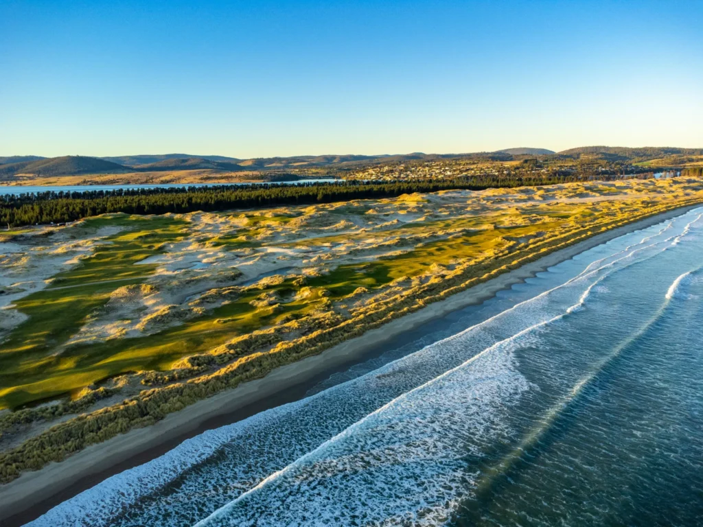 7 Mile Beach golf course beside the Tasmanian coastline